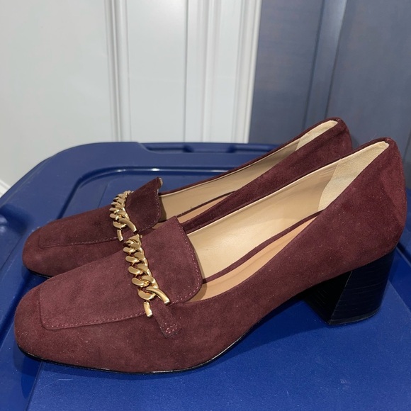 BERNARDO Avery Suede Pumps in Burgundy with Gold Chain Size 7.5 NWOT - Picture 12 of 13